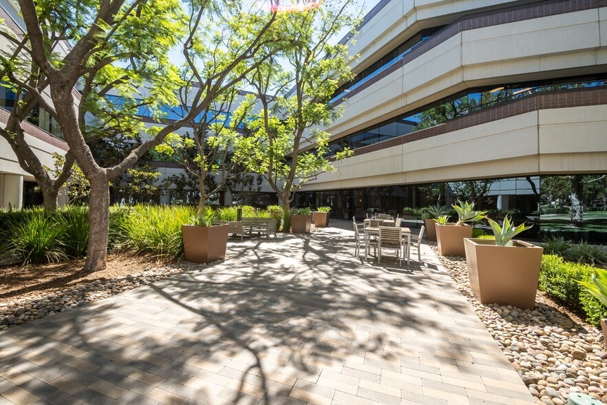 More Photos Of 21860 Burbank Blvd, Woodland Hills Office For Lease