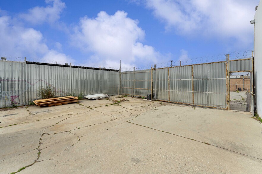 More Photos Of 15610 S Main St, Gardena Distribution For Sale