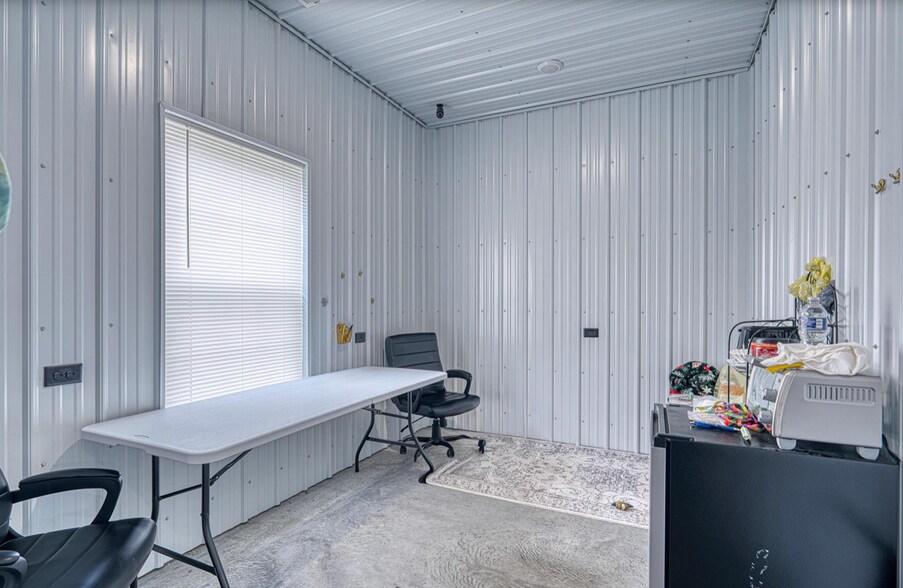 More Photos Of 1601 ST RTE 56E STATE ROUTE 56E, Morganfield Veterinarian Kennel For Sale