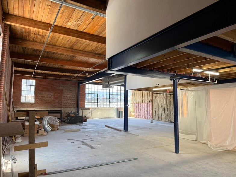 More Photos Of 515 28th St, Des Moines Storefront For Lease