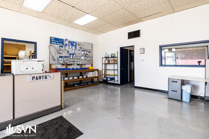 More Photos Of 1051 Goodwin Dr, Lexington Warehouse For Sale