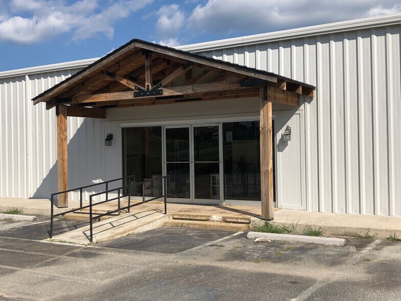 More Photos Of 3 Mize Rd, Toccoa Showroom For Lease