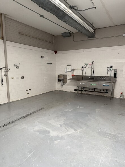 More Photos Of 3026-3030 W Carroll Ave, Chicago Warehouse For Lease