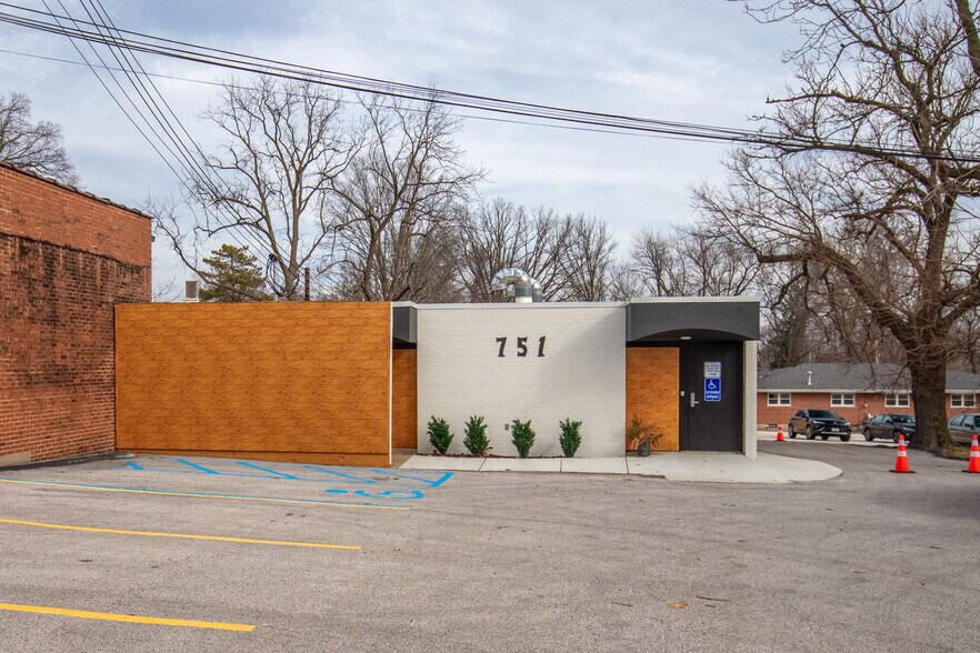 More Photos Of 751 Rue Saint Francois St, Florissant Office For Lease