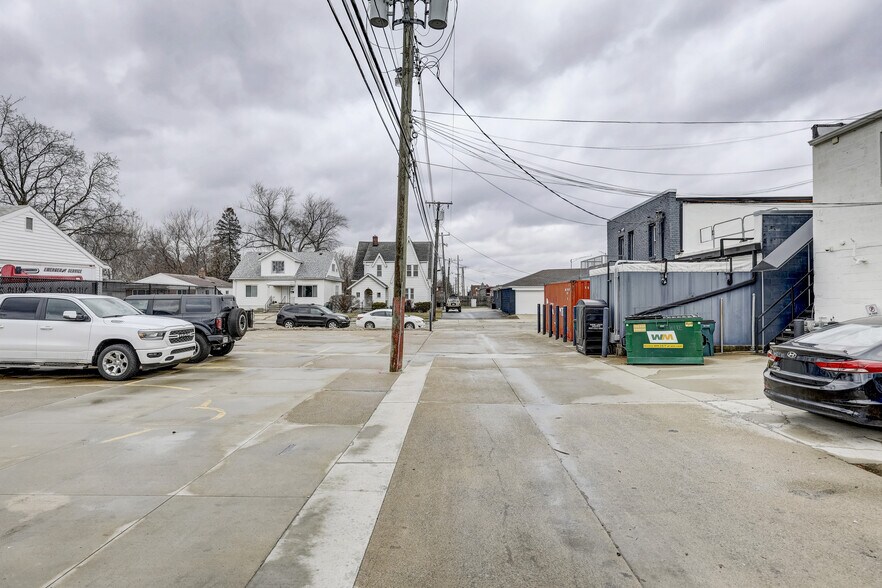 More Photos Of 23831-23833 John R Rd, Hazel Park Storefront Retail Residential For Lease