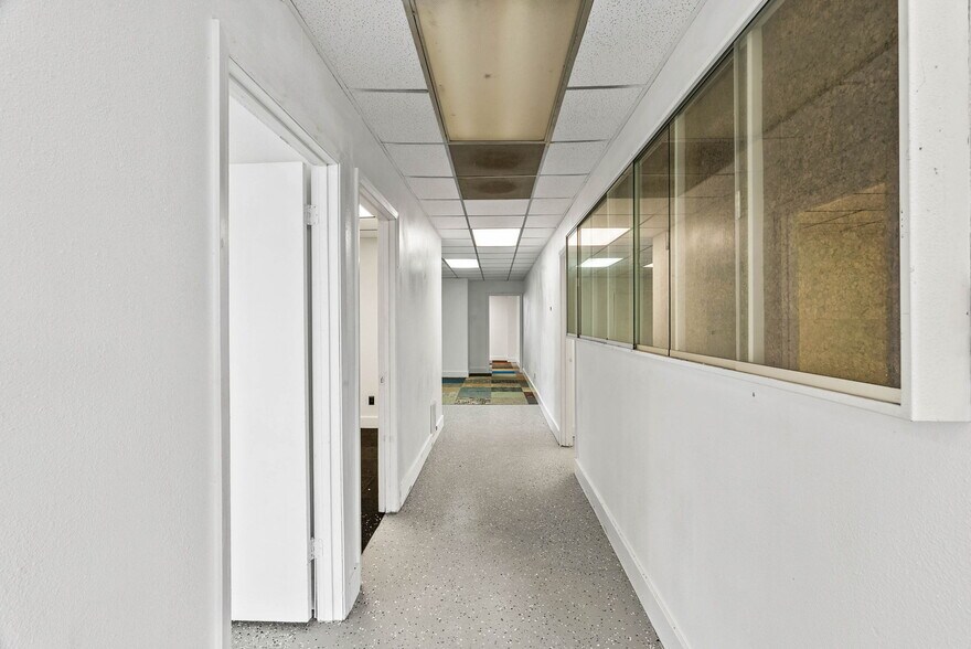 More Photos Of 3806 E Rio Grande St, Victoria Warehouse For Sale