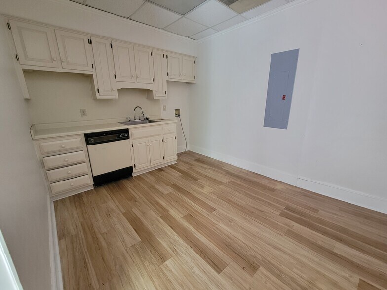 More Photos Of 115 Sycamore Dr, Athens Office For Sale
