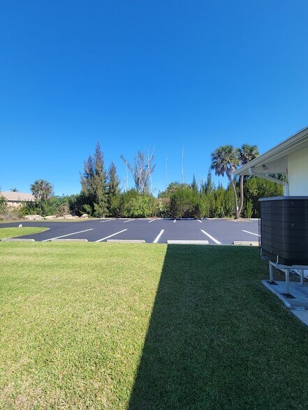 More Photos Of 16956 McGregor Blvd, Fort Myers Office For Sale