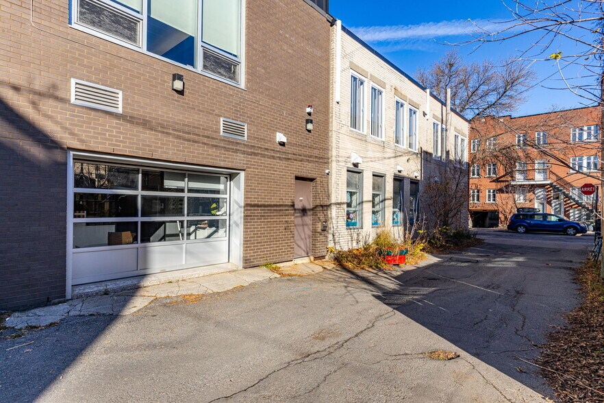 More Photos Of 230 Rue Beaubien E, Montréal General Retail For Lease