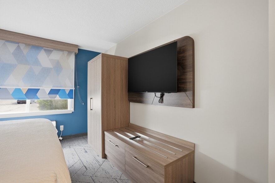 More Photos Of 10680 S Auto Mall Dr, Sandy Hotel For Sale