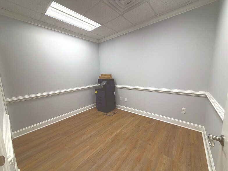 More Photos Of 413 W Montgomery Cross Rd, Savannah Office For Sale