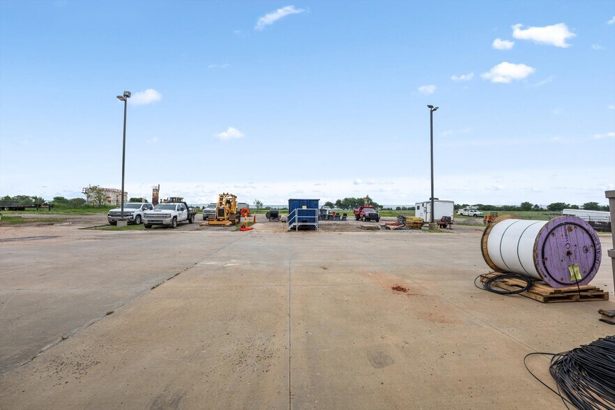 More Photos Of 12400 S Sunnylane Rd, Moore Manufacturing For Lease