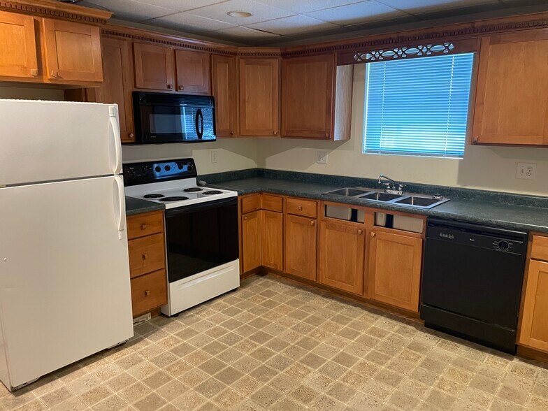More Photos Of 1808 Clark St, Carterville Light Distribution For Sale
