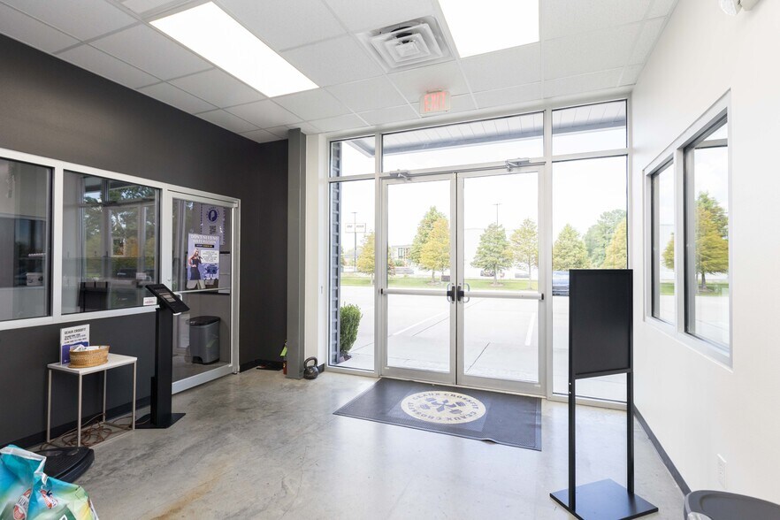 More Photos Of 12110 S Harrells Ferry Rd, Baton Rouge Showroom For Sale