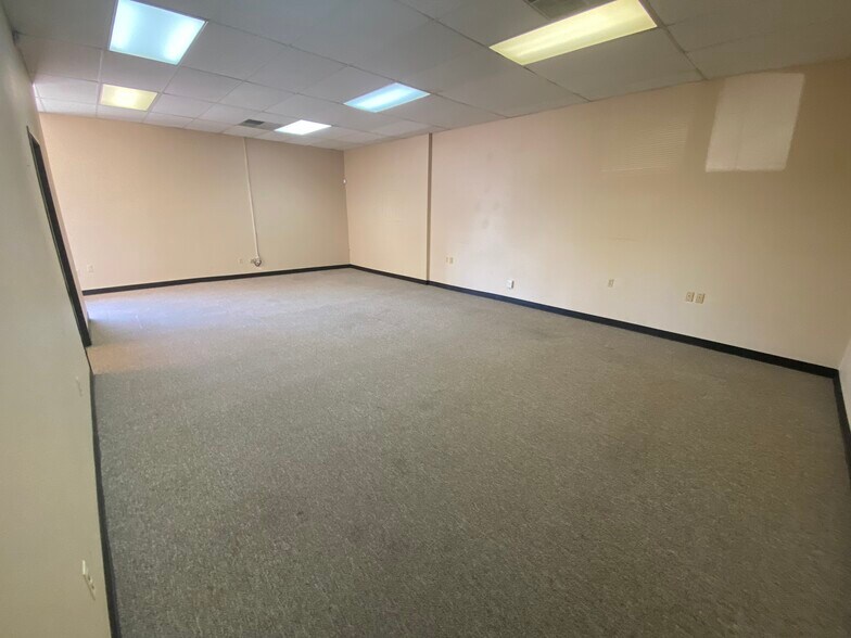 More Photos Of 1315 Nelson St, Lakewood Warehouse For Lease