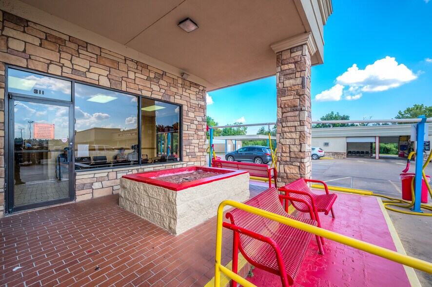More Photos Of 309 S Timberland Dr, Lufkin Auto Repair For Sale
