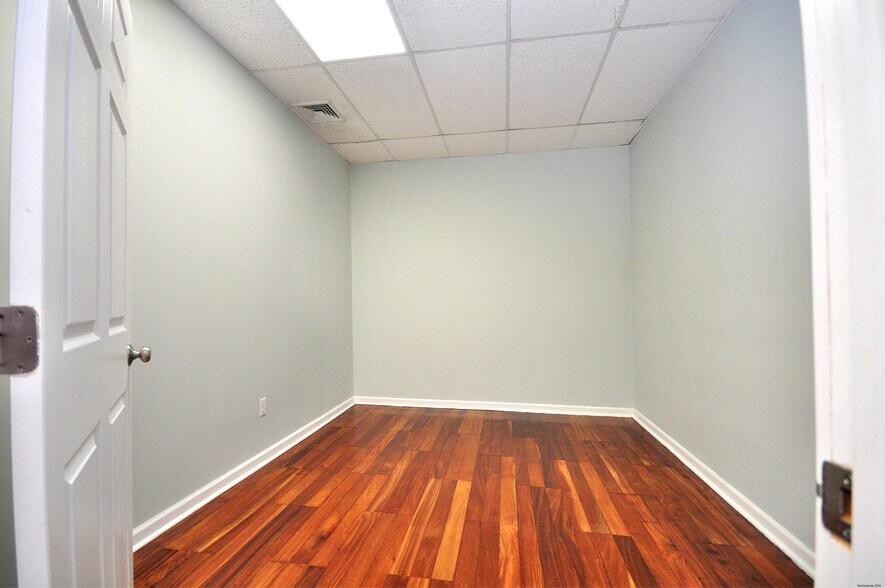 More Photos Of 75 Berlin Rd, Cromwell Medical For Lease