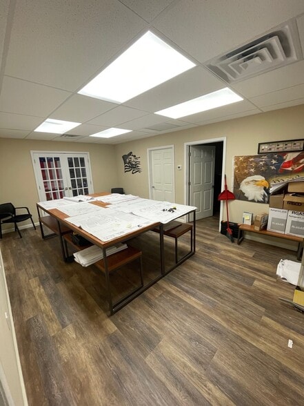 More Photos Of 6181 Kellers Church Rd, Plumsteadville Light Distribution For Sale