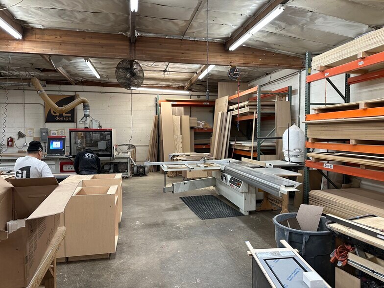 More Photos Of 9036 Owensmouth Ave, Canoga Park Manufacturing For Lease