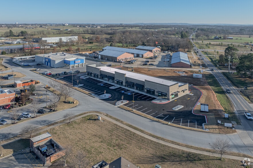More Photos Of 184 South Maestri Road, Tontitown General Retail For Lease