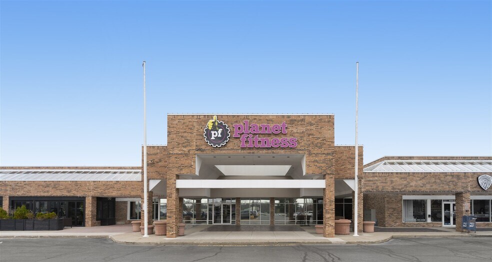 More Photos Of 6306-6410 W Jefferson Blvd, Fort Wayne Storefront For Lease