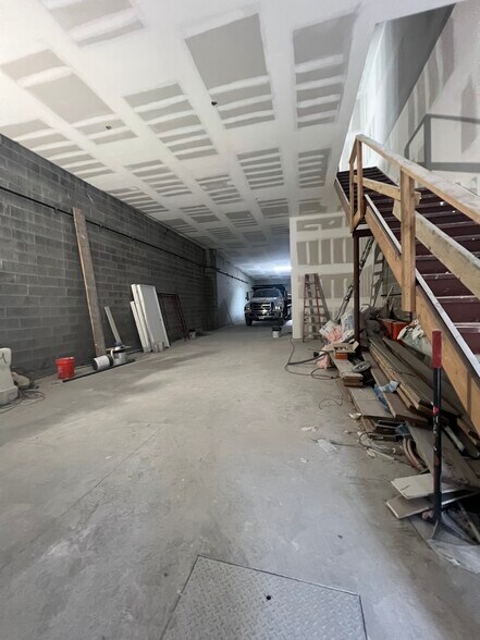 More Photos Of 112 Kingsland Ave, Brooklyn Auto Repair For Lease