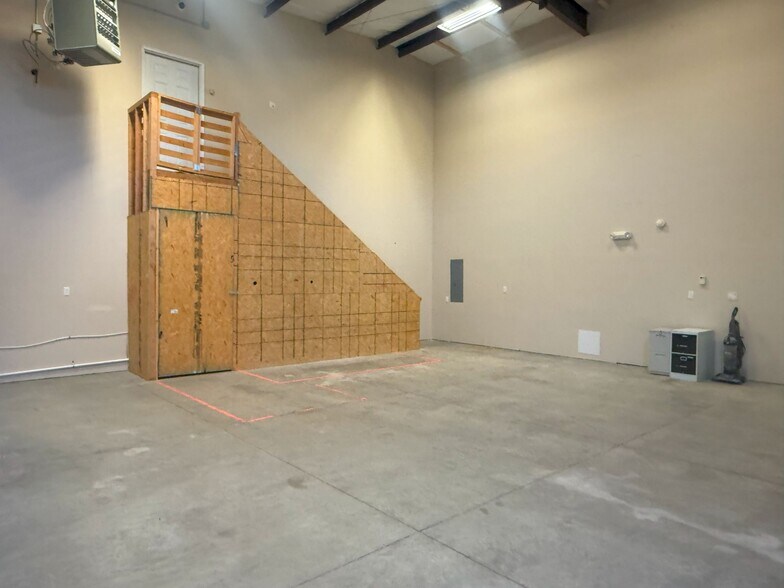 More Photos Of 1221 E 25th St, Lawrence Warehouse For Lease