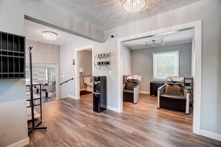 More Photos Of 235 W Franklin St, Centerville Storefront Retail Office For Lease