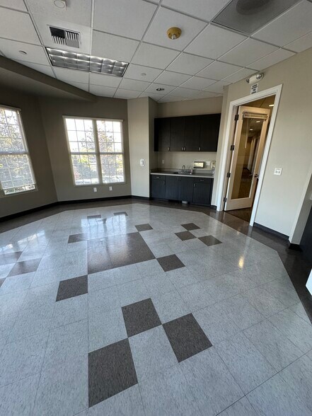 More Photos Of 950 E Blanco Rd, Salinas Office For Lease