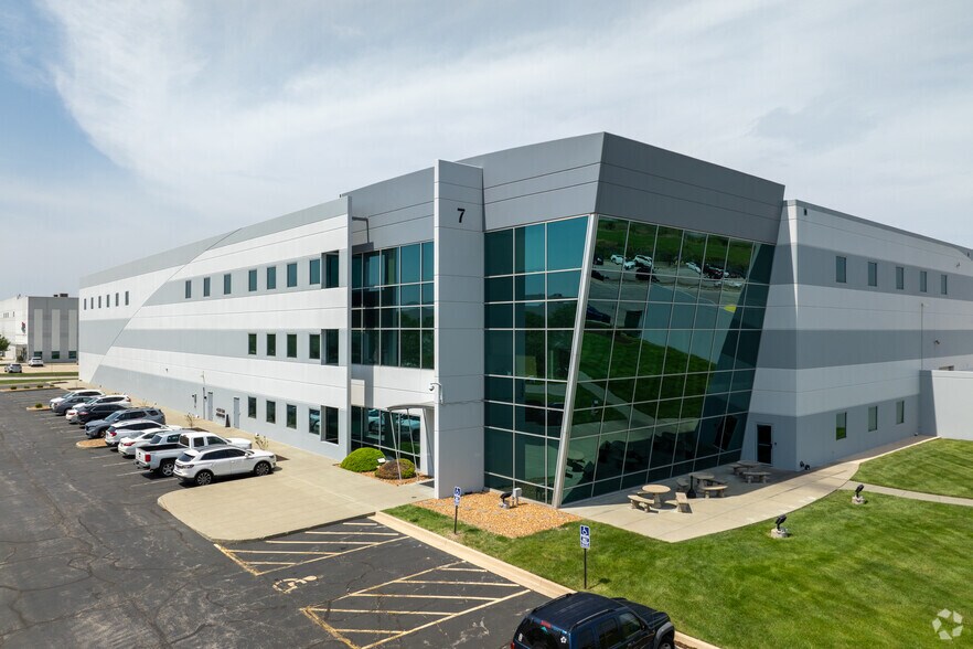 Primary Photo Of 7-21 Gateway Commerce Center Dr W, Edwardsville Warehouse For Lease