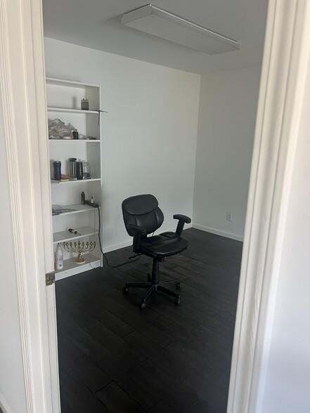 More Photos Of 2012 Last St, Statham Warehouse For Lease