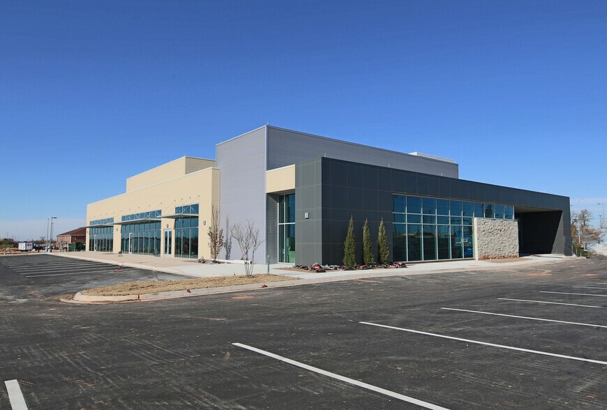 More Photos Of 201 S Sara Rd, Mustang Hospital For Lease