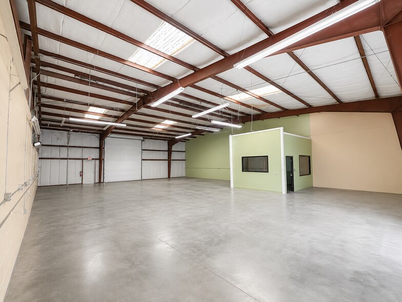More Photos Of 705 Live Oak St, Tarpon Springs Warehouse For Lease