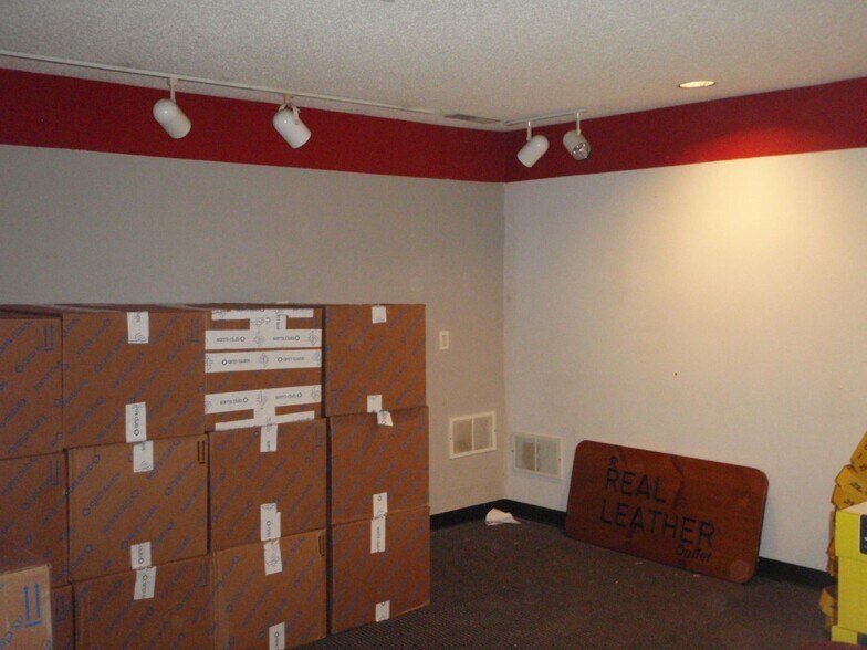 More Photos Of 4230 W Loomis Rd, Greenfield Showroom For Lease