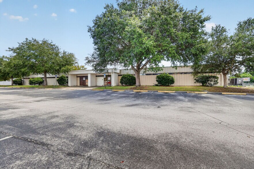 More Photos Of , Tavares Office For Sale