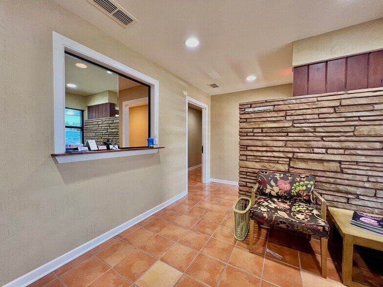 More Photos Of 614 Oak Ave, Sulphur Springs Office For Sale