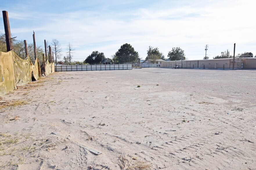 More Photos Of 305 E 57th St, Odessa Warehouse For Sale