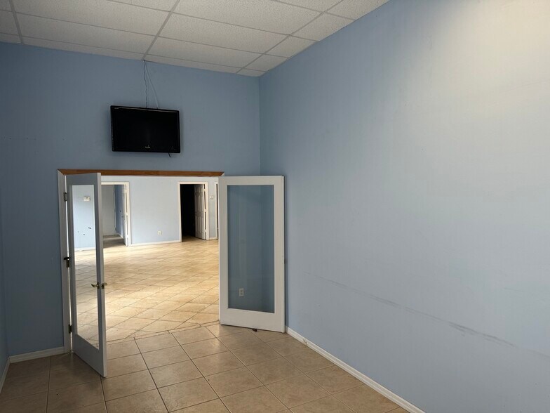 More Photos Of 25090 Bernwood Dr, Bonita Springs Showroom For Lease