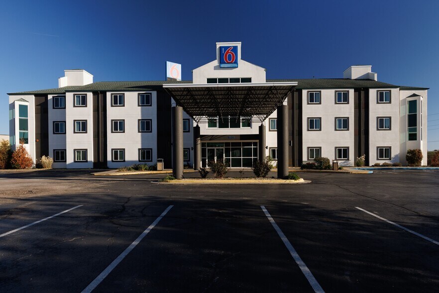 More Photos Of 1931 Lacy Dr, Junction City Hotel For Sale