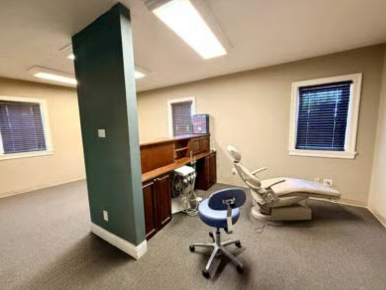 More Photos Of 206 W Elm St, Ozark Office For Sale