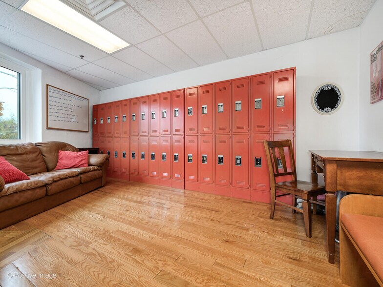 More Photos Of 2109-2119 Green Bay Rd, Highland Park Storefront Retail Residential For Sale