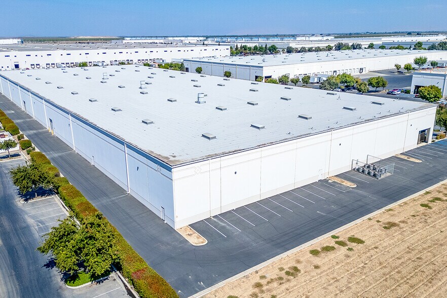 More Photos Of 2247 N Plaza Dr, Visalia Distribution For Lease