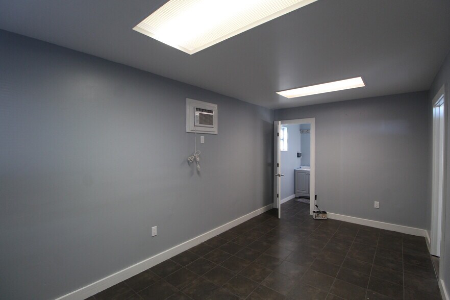 More Photos Of 1967 17th St, Sarasota Unknown For Lease