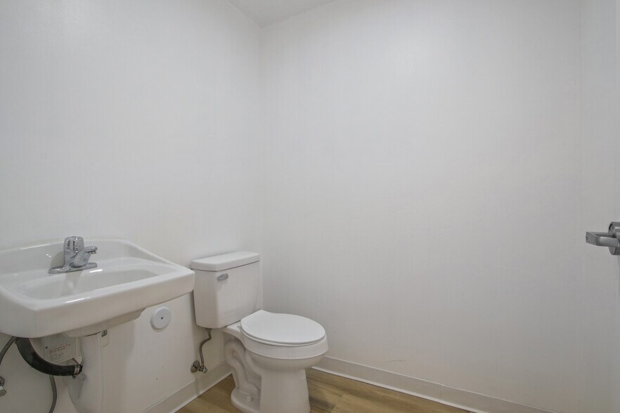 More Photos Of 2603 Hauser Blvd, Los Angeles Storefront For Lease