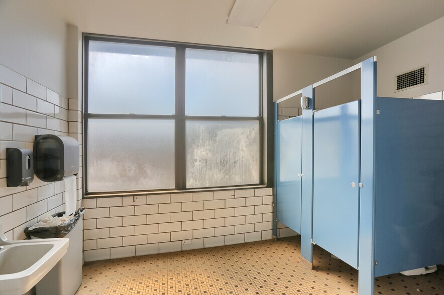 More Photos Of 664 Linden Ave, East Pittsburgh Flex For Sale