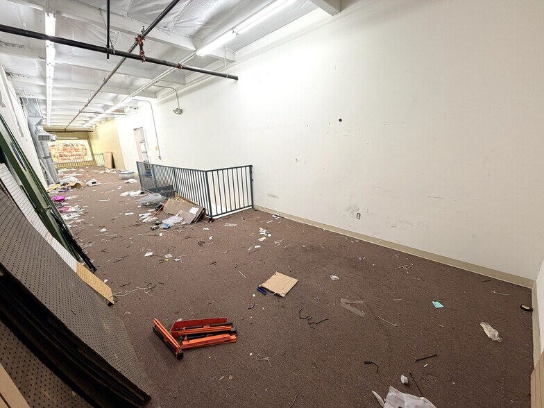 More Photos Of 951 Crocker St, Los Angeles Storefront Retail Office For Lease