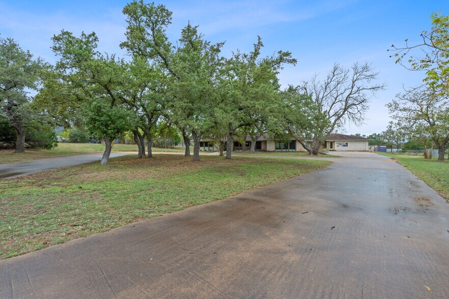 More Photos Of 13617 Fitzhugh Rd, Austin Showroom For Lease