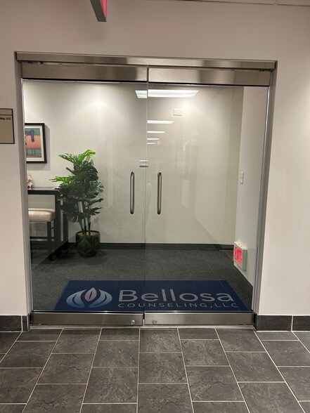 More Photos Of 1580 N Northwest Hwy, Park Ridge Office Residential For Lease
