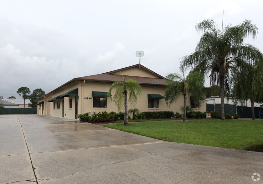 More Photos Of 15894 Brothers Ct, Fort Myers Warehouse For Lease