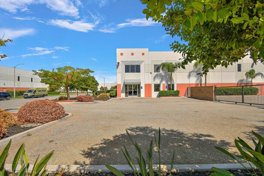 More Photos Of 317 W Tullock St, Rialto Warehouse For Sale